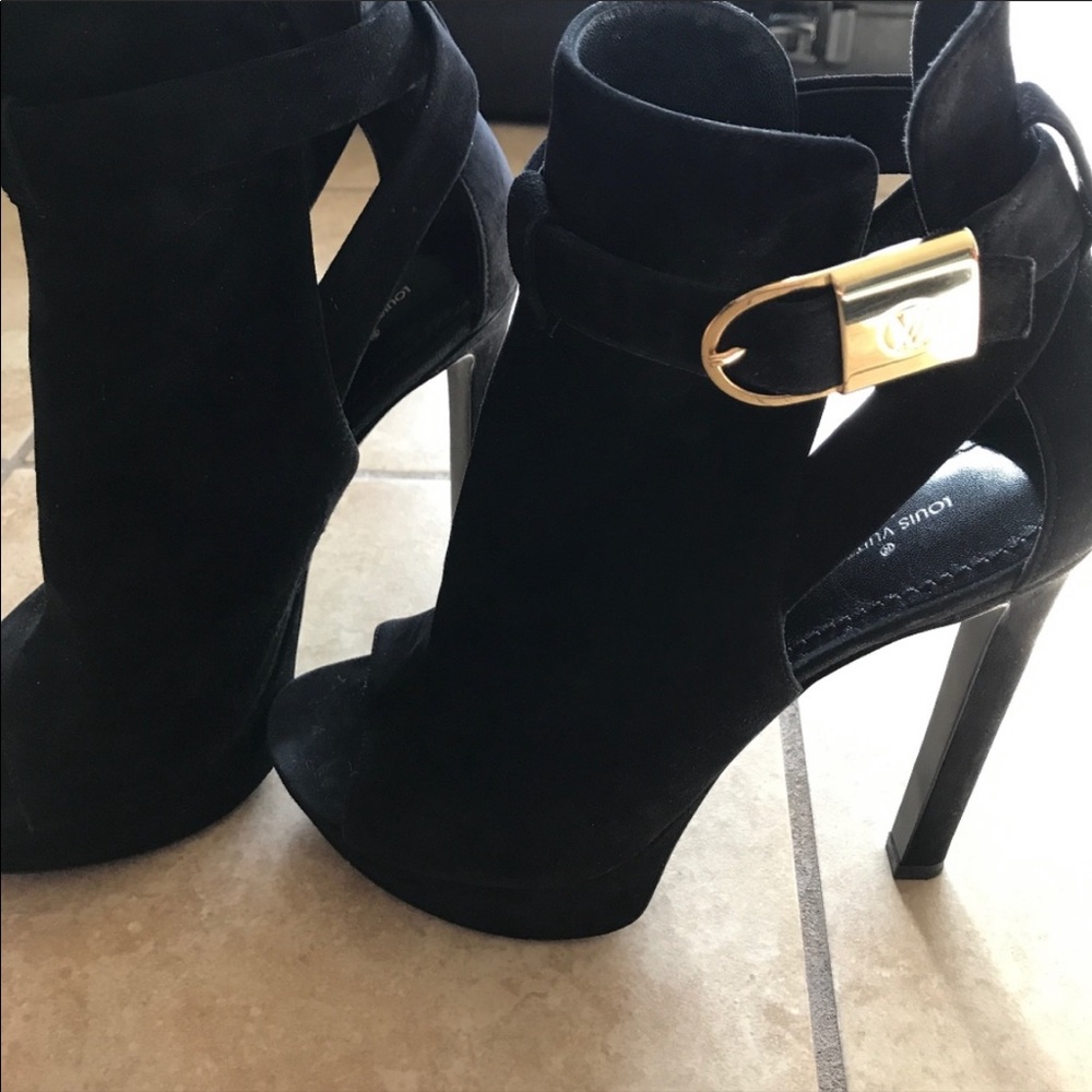 Louis Vuitton shoes size 6.5 heels pumps